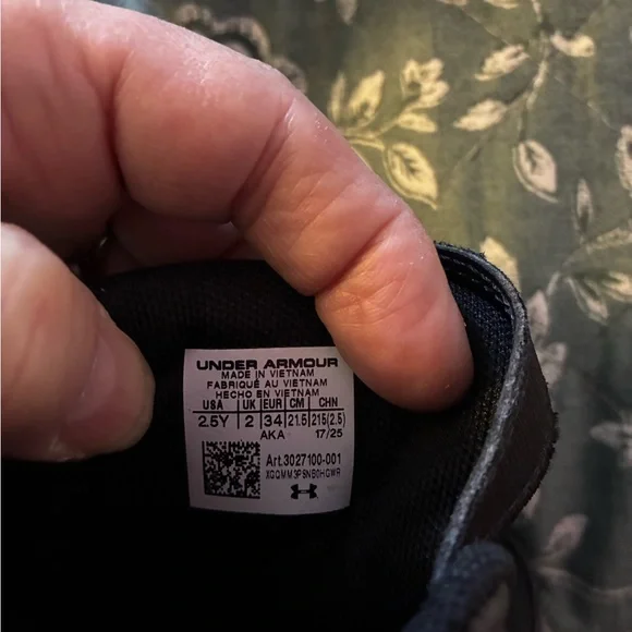 NIB Boys 2.5 Y Under Armour Black Sneakers - Picture 3 of 10